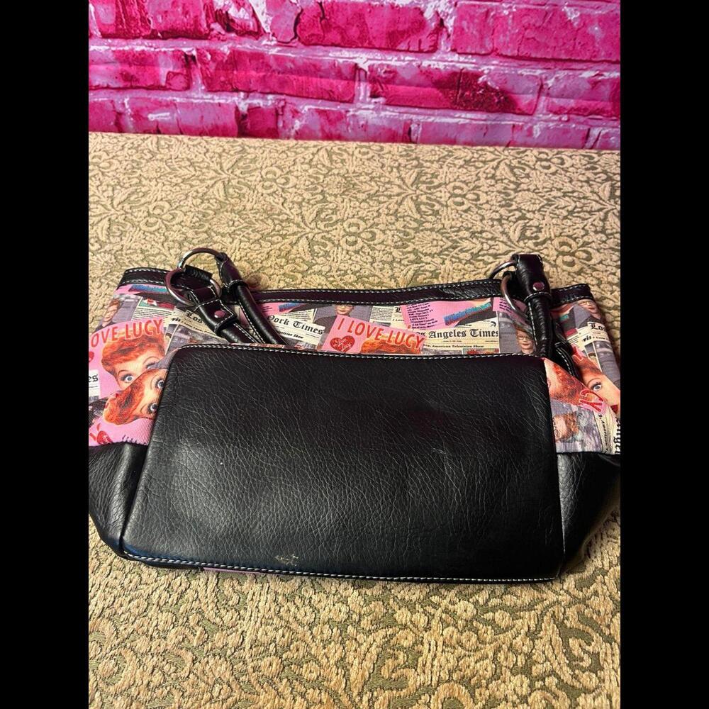I love‎ Lucy all over newspaper print handbag - Picture 5 of 12